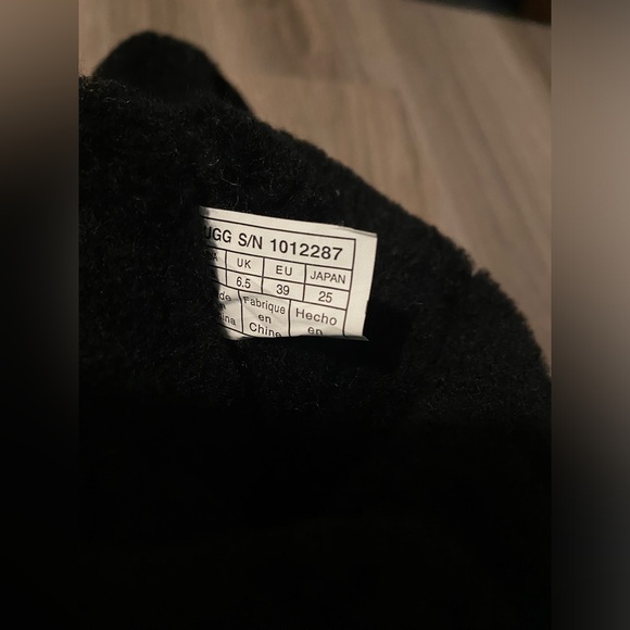 UGG retired Black Capra boots size 8 NEVER WORN OR TRIED ON - Picture 9 of 9